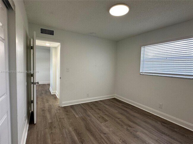 Building Photo - 5661 SW 36th Ct