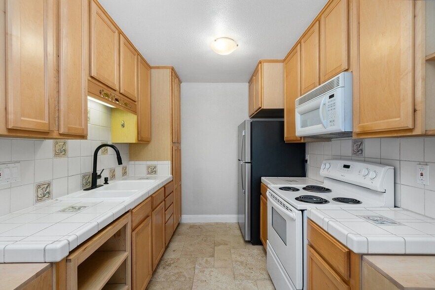 Building Photo - 356 S Miraleste Dr