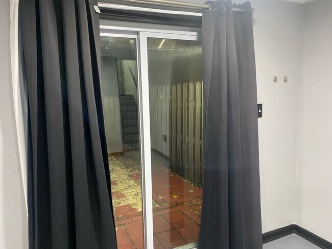 Building Photo - 8446 Willow Glen Ct