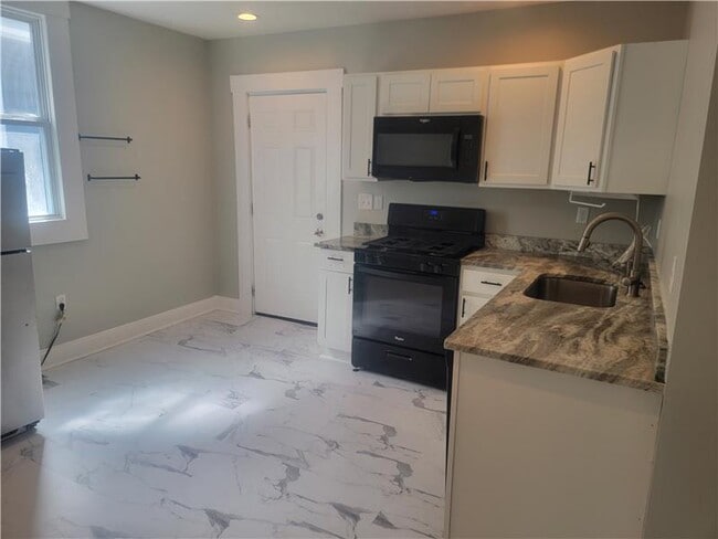 Building Photo - 599 Stanley Ave