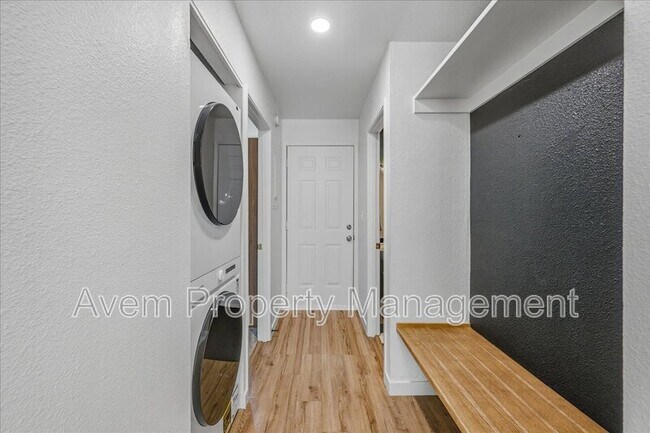 Building Photo - 4 Touchstone Dr