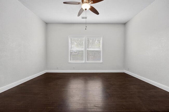 Building Photo - 806 E 3rd St