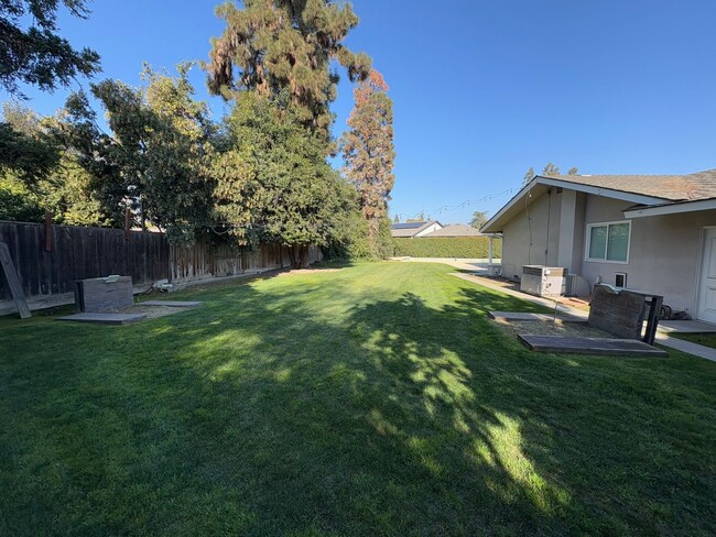 Building Photo - NW Visalia Home Near Country Club Availabl...