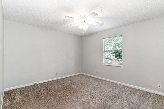 Building Photo - Beautifully maintained and move-in ready 3BR/2.5BA