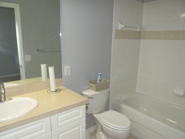 Building Photo - 2 bed/2.5 bath townhouse - 50% off 1st mon...