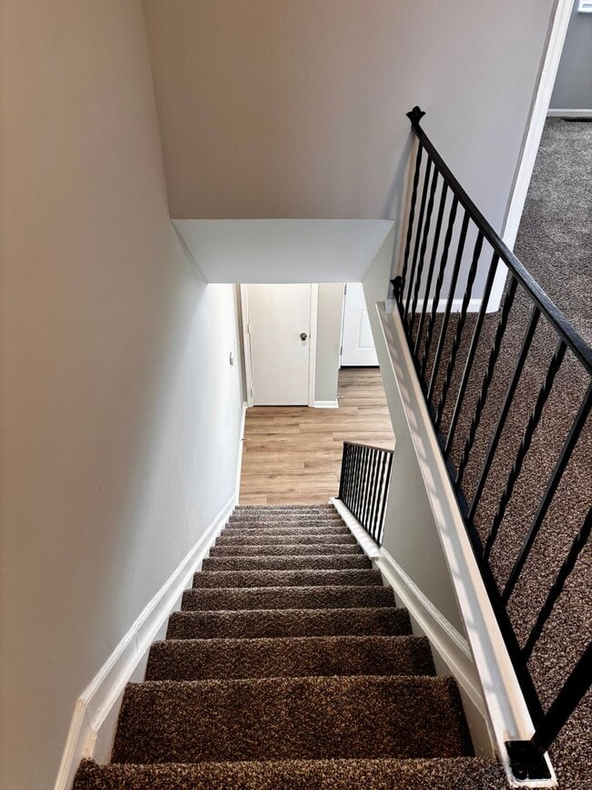 Building Photo - Newly Renovated 2 bedroom 1.5 bath townhou...