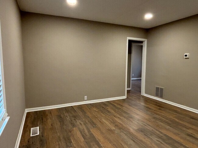 Building Photo - AVAILABLE NOW! Charming 2-Bed, 1-Bath Single-Family Home in Indianapolis!