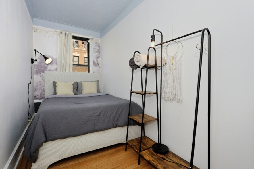 Building Photo - 400 W 47th St