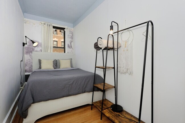 Building Photo - 400 W 47th St