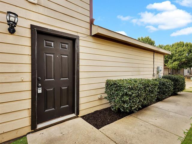 Building Photo - 10713 Many Oaks Dr