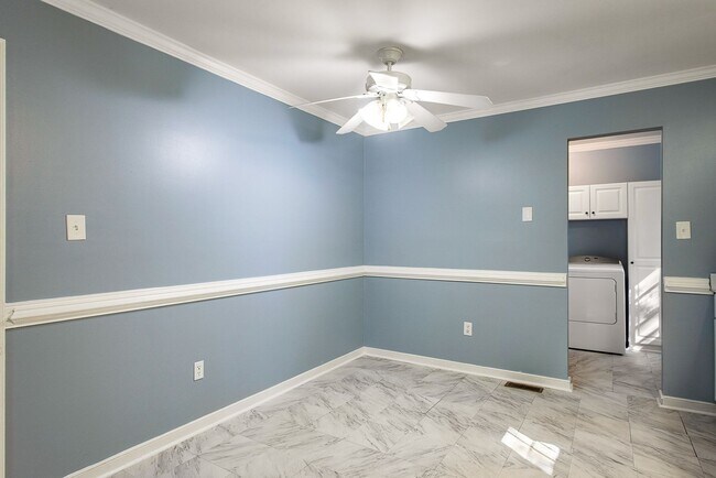 Building Photo - Stunning 3 Bedroom Home AVAILABLE NOW!