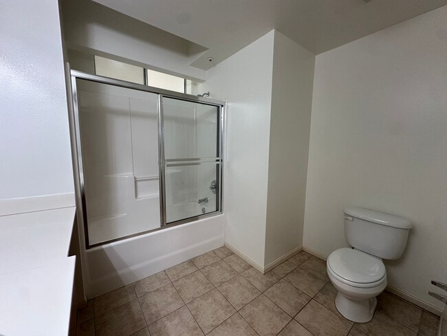 Building Photo - Available Low Income Unit - 2bed2bath cond...