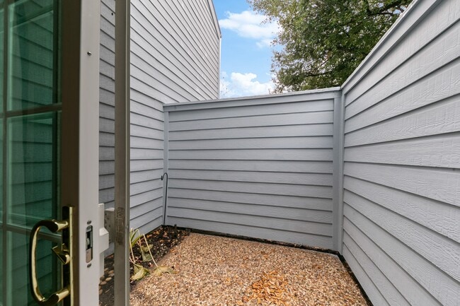 Building Photo - 701 Rosedale St