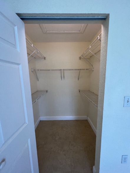Building Photo - 2803 N Oakland Forest Dr