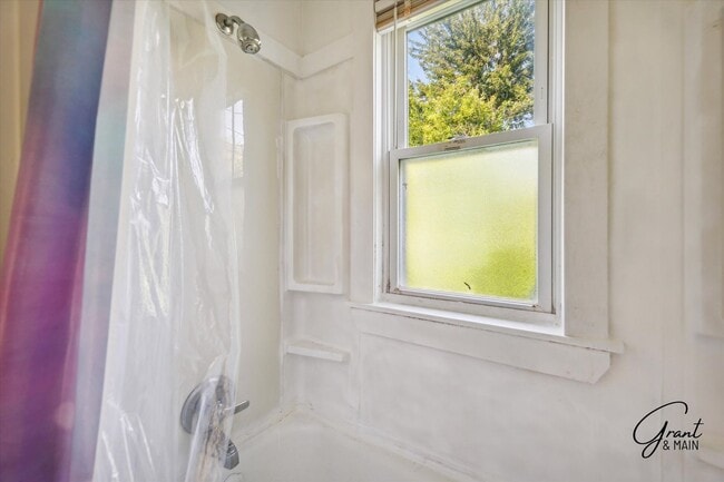 Building Photo - $1075month - 2 Bed 1 Bath in Roseville