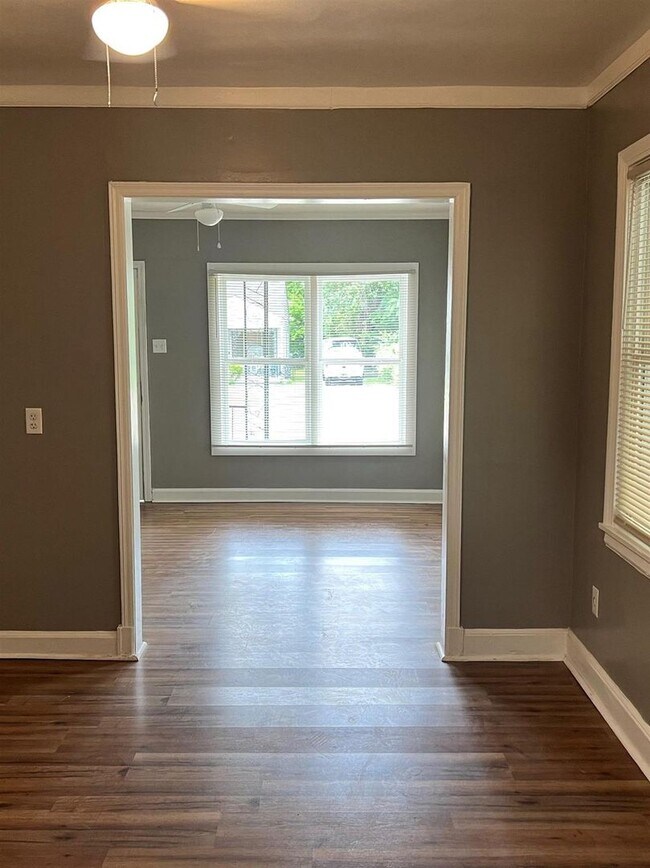 Building Photo - Renovated 3BR 2 Bath