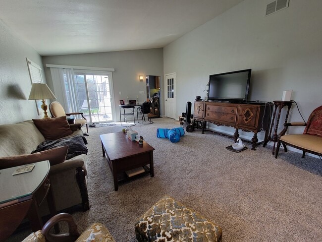 Building Photo - Great 2-level on Champaign Outskirts