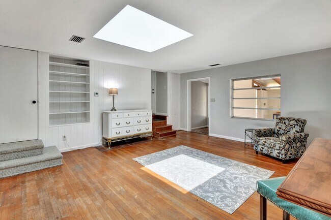 Building Photo - Bluelake Unit 3