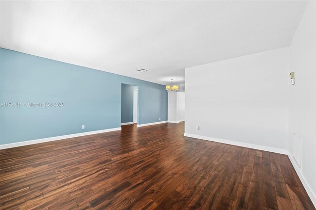 Building Photo - 910 SW 6th Ave