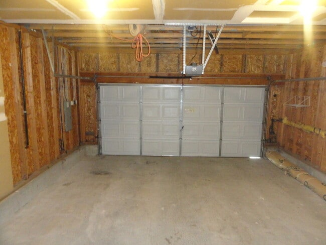 Building Photo - Gorgeous 4 bedroom 2 Story In the Gated Community of "Falcon Creek"!!