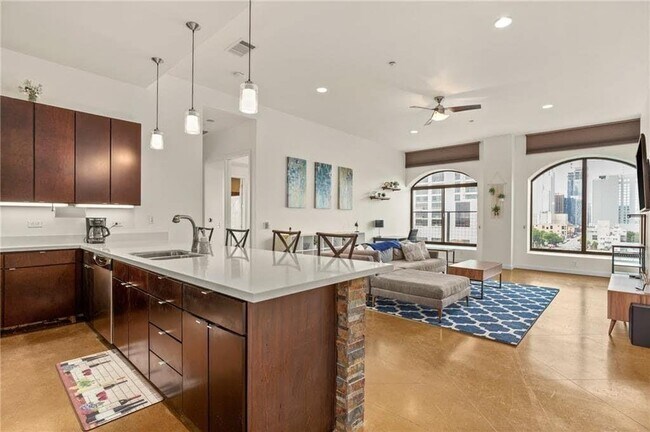 Building Photo - 507 Sabine St