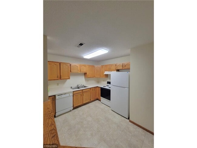 Building Photo - 855 Highview Dr