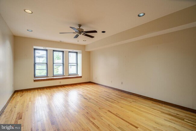 Building Photo - 322 Poplar St