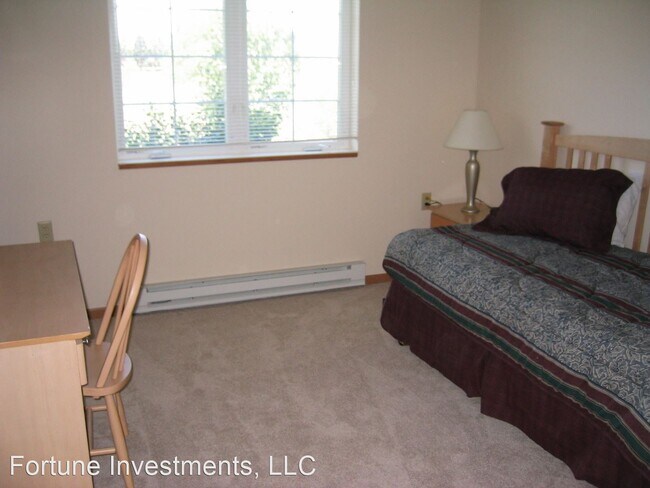Building Photo - 2 br, 1 bath Apartment - 6522-28 Lake Rd 6...