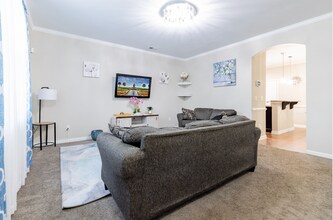 Building Photo - Updated 3BR Townhouse with Kitchen Island & Walk-In Closets