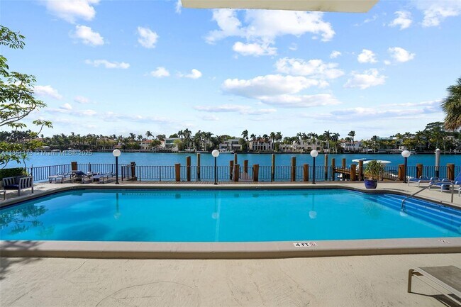 Building Photo - 5640 Collins Ave