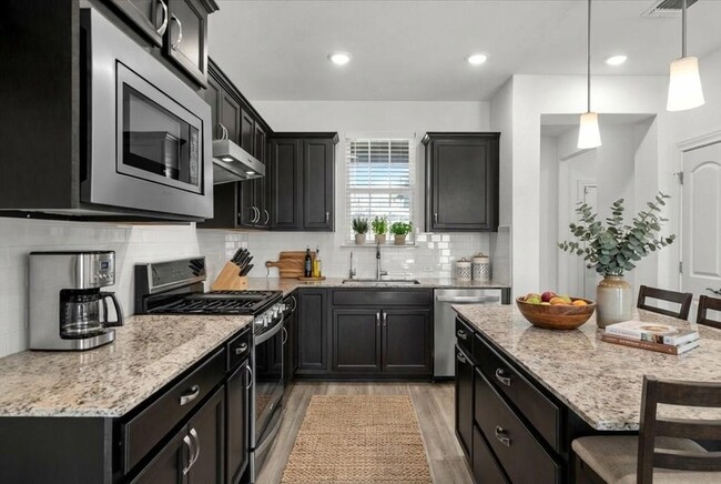 Building Photo - 813 Saratoga Ln