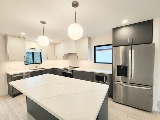 Building Photo - Meticulously renovated 2 bedroom duplex home in central San Mateo