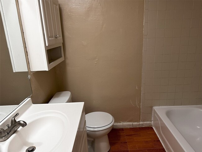 Building Photo - 3915 Brookfield Dr