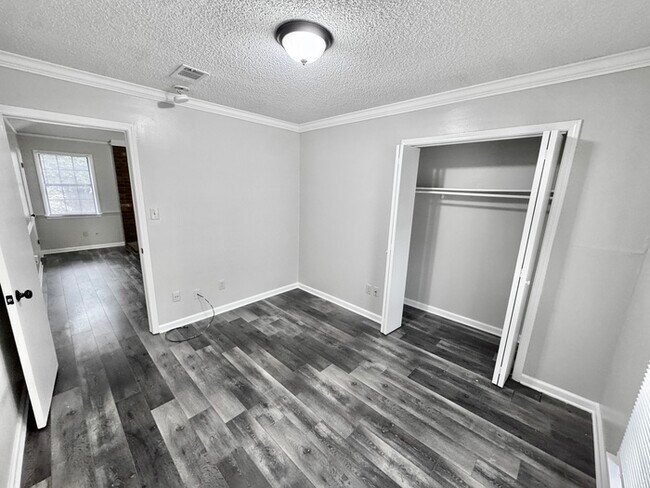 Building Photo - 4964 Barkshire Dr