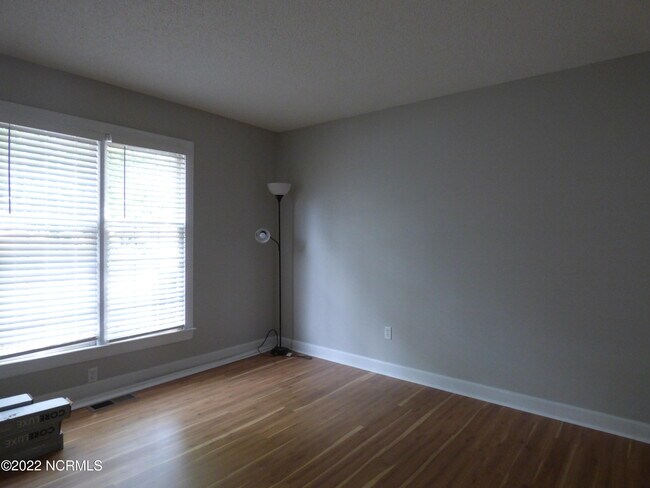 Building Photo - 245 Knoll Rd