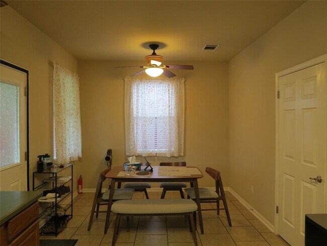 Building Photo - 402 Las Colinas Dr