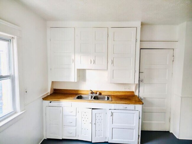 Building Photo - Spacious 2Bed, 1 Bath Home in Cleveland Ohio!