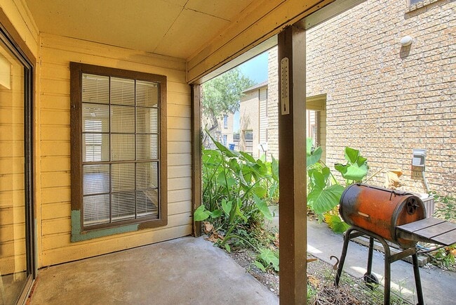 Building Photo - 2314 Capitan Dr