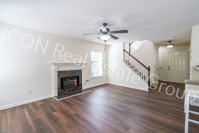 Building Photo - 2/2.5 end unit townhome in Woodstock