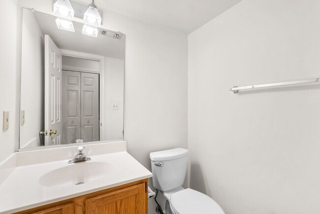 Building Photo - 2 Bed 1.5 Bath - Germantown Condo - Attach...