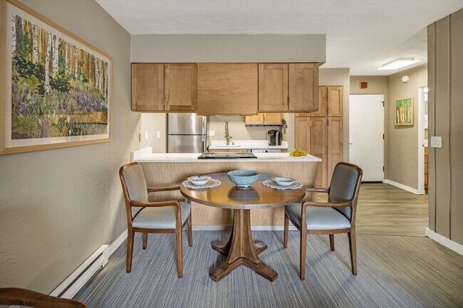 Building Photo - Perfect Downtown Furnished 1 BR Apartment