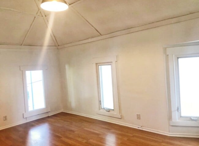 HIGH CEILINGS - 159 Hollister Ave