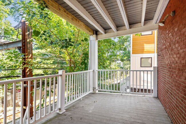 Building Photo - Newly renovated, Central Heat/AC , Parking...