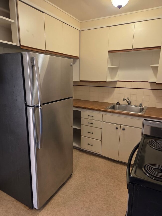 Building Photo - Jenola Court