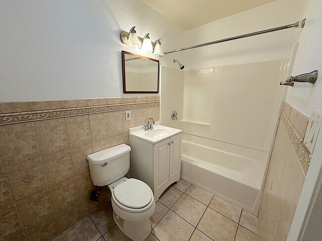 Building Photo - BEAUTIFUL 3 BDRM/2BATH ENCINO HOME