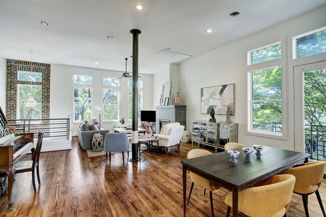 Building Photo - 513 E 11th St