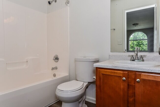 Building Photo - 657 Howell Dr