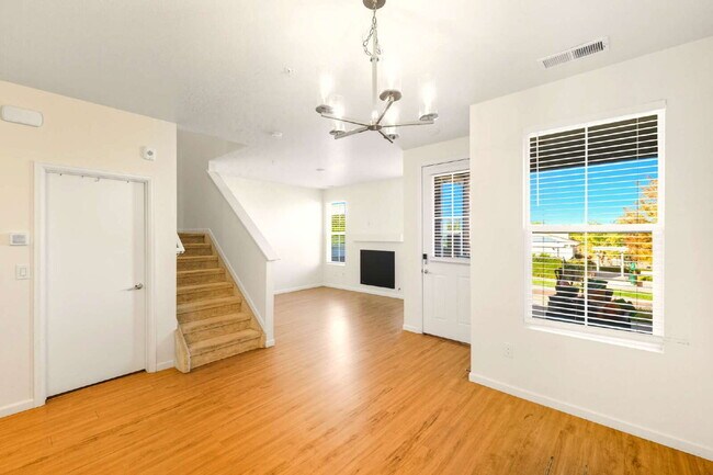 Building Photo - Bright and Airy 2 Bed 2.5 Bath Townhome in Cherry Creek Schools!