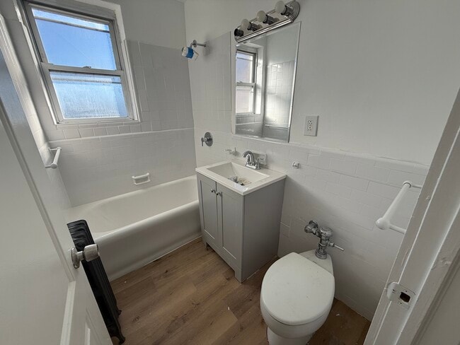 Building Photo - 6930 N Greenview Ave