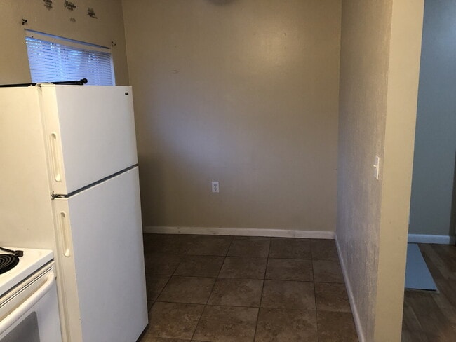 Building Photo - "Charming 1-Bedroom apartment with Spacious Layout in the Heart of Salt Lake City!"